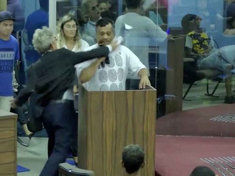 Pastor é agredido enquanto discursava na tribuna da Câmara em MG