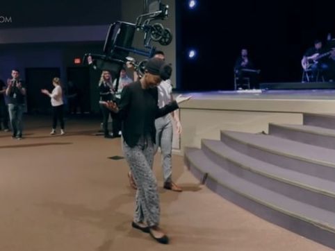Jovem paralítica levanta da cadeira de rodas após oração: "Deus tem a palavra final"