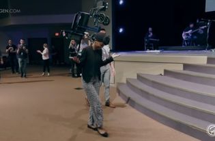 Jovem paralítica levanta da cadeira de rodas após oração: "Deus tem a palavra final"