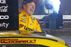 Vencedor da NASCAR testemunha sua fé: "Deus caminhou comigo"