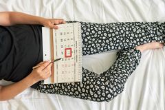 Quais são as possíveis causas do atraso menstrual?