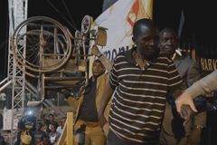 Após 13 anos na cadeira de rodas, homem é curado em cruzada na África