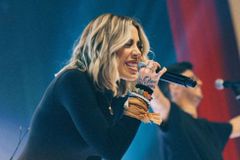 Julliany Souza e Léo Brandão lideram o novo grupo AMÉM