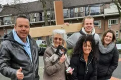 Mulher que não conseguia andar é curada e passa a evangelizar nas ruas toda semana