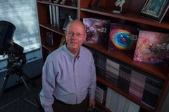 Após 40 anos de NASA, cientista diz que sua fé aumentou: "O cosmos continua pregando"