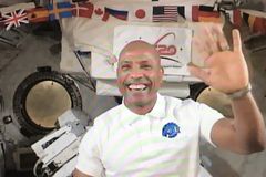 Em missão no espaço, astronauta cristão mantém leitura bíblica e diz que isso o fortalece