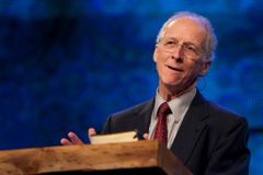 O trabalho é uma maldição ou uma bênção? John Piper responde