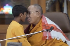 Dalai Lama beija a boca de menino e pede ‘chupe’ na língua