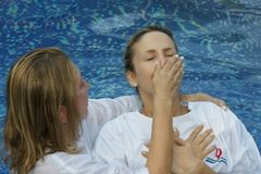 Após publicar fotos de batismo e ser criticada, Claudia Leitte reage: "Não tenho religião" | Notícias Gospel