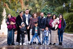 Família que 'nunca parou de orar' encontra filha sumida após 25 anos