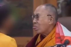 Dalai Lama força beijo e pede que menino chupe sua língua