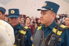 Culto de Páscoa no Uzbequistão é invadido por policiais