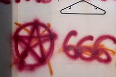 Igreja nos EUA é vandalizada com símbolos satânicos durante a Páscoa