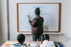 Salas de aula com cartazes dos Dez Mandamentos: entenda o PL