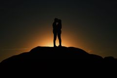 Metade dos cristãos consideram aceitável sexo no namoro, constata pesquisa | Notícias Gospel