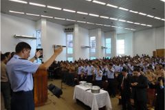 Trabalho evangelístico alcança 800 policiais