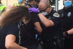 Policiais se unem a manifestantes em oração e gesto reduz tensão em protestos contra o racismo | Notícias Gospel