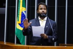 Pastor esquerdista contrário à polícia nas escolas toma invertida