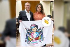 Geraldo Alckmin aparece segurando bandeira com frase: “Minha criança trans” e irrita evangélicos