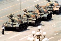 Os novos ungidos e o jovem que enfrentou uma fileira de tanques de guerra