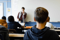 Professor trans é afastado da escola após ameaçar atirar nos alunos