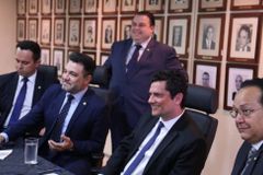 Bancada evangélica visita Sérgio Moro e faz oração pelo ministro em meio à crise | Notícias Gospel