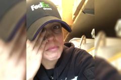 Funcionária da FedEx ora por cliente e viraliza nas redes sociais