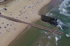 Cidade reconstrói píer em forma de cruz, após ser destruído por furacão