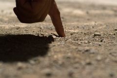 Por que Jesus escreveu no chão com o dedo enquanto era interrogado por mestres e fariseus?