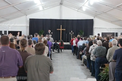 Igreja realiza seu primeiro culto após tiroteio e centenas comparecem: "Escolhemos a vida"