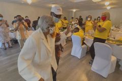 Mulher faz 100 anos e diz que ‘servir ao Senhor’ é segredo de longevidade