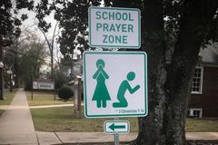 Projeto evangelístico cria "zona de oração escolar" com placas perto de escolas | Notícias Gospel