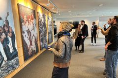 Exposição no Parlamento Europeu exibe "Jesus LGBT" e gera críticas