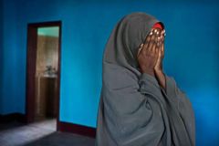 Homem espanca esposa e lhe expulsa de casa após descobrir que ela tinha uma Bíblia | Notícias Gospel