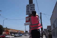 Grupo ateu quer impedir placas e cartazes sobre Jesus