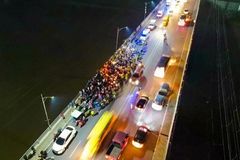 Cristãos filipinos oram em ponte onde acontece muito suicídio