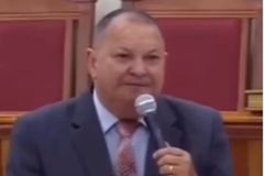 Pastor diz que mulheres de sua igreja não podem usar calça nem no trabalho