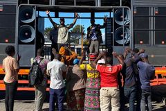 Homem desiste de visita a feiticeiro após ouvir o Evangelho em pregação de rua