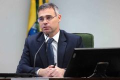 André Mendonça é homenageado por grupo de advogados pró-Lula