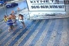 Criança sobrevive à queda do segundo andar e avó diz: "Um anjo parou minha neta"