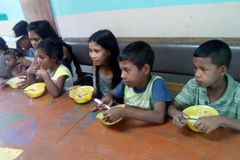 Igrejas criam projeto para alimentar idosos e crianças na Venezuela