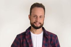 Disparando críticas, cantor Edu Lucassi abandona o gospel