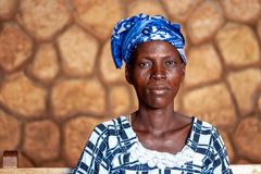 Mulher é deixada para morrer entre animais selvagens após ser pega lendo a Bíblia