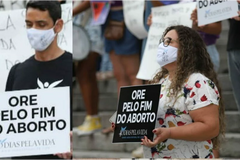 Idoso que orava em clínica de aborto é brutalmente espancado