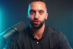 Ateu satanista se rende a Jesus após colega explicar o Evangelho