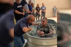 Igrejas se unem e levam 58 presos ao batismo: "Eles estão ouvindo a voz de Deus"