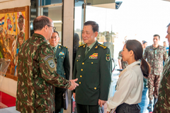 Exército brasileiro recebe generais da ditadura comunista chinesa