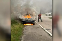 Mulher pula de carro em chamas e atribui livramento a Deus