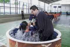 Missionária leva mais de 50 detentas ao batismo em prisão de RO