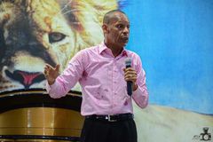 Ex-fiel grava vídeo e faz apelo ao pastor Elias da AD Viga: “Me paga, por favor”